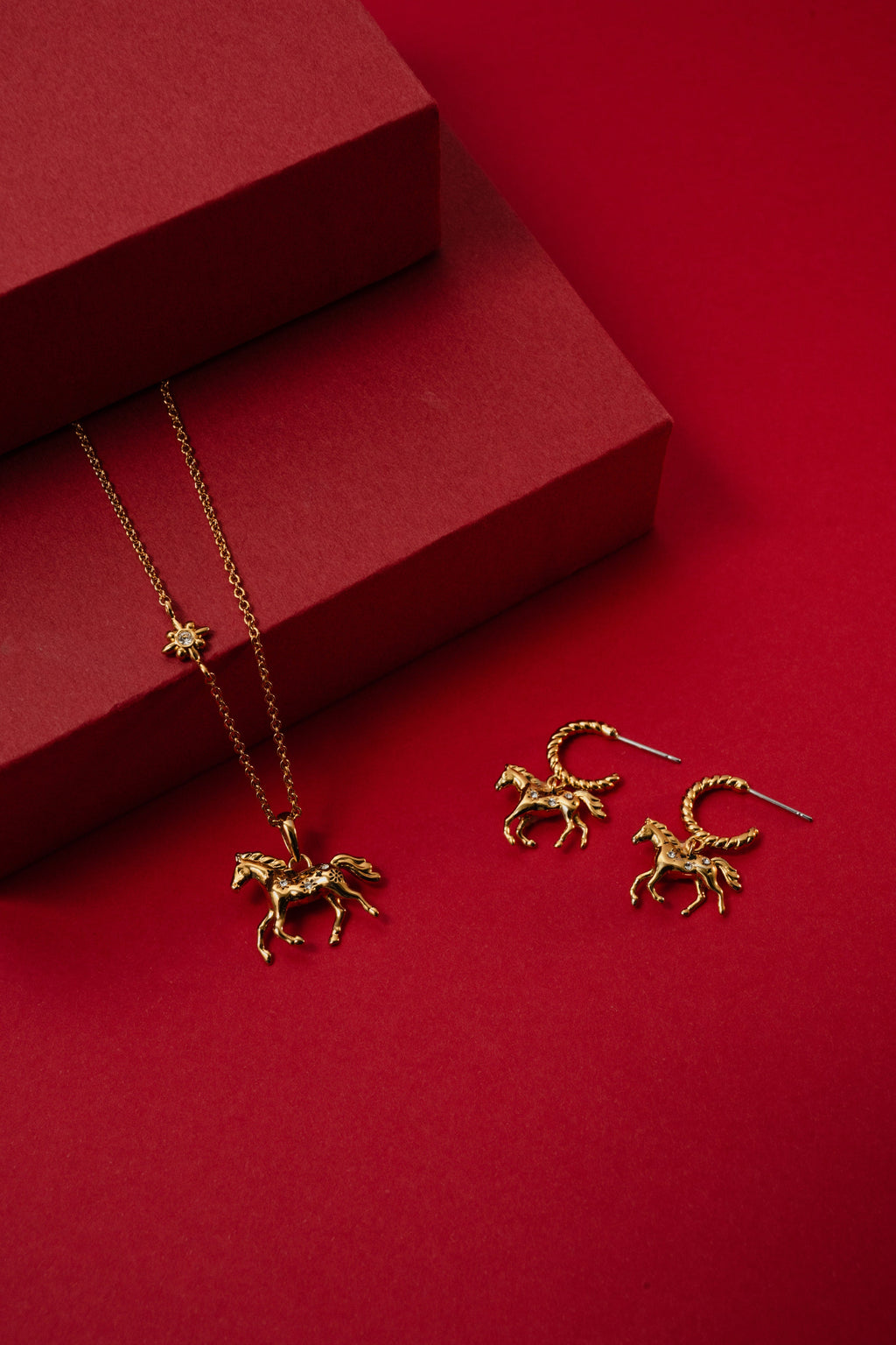 Gold horse pendant necklace with horse charm on a fine chain