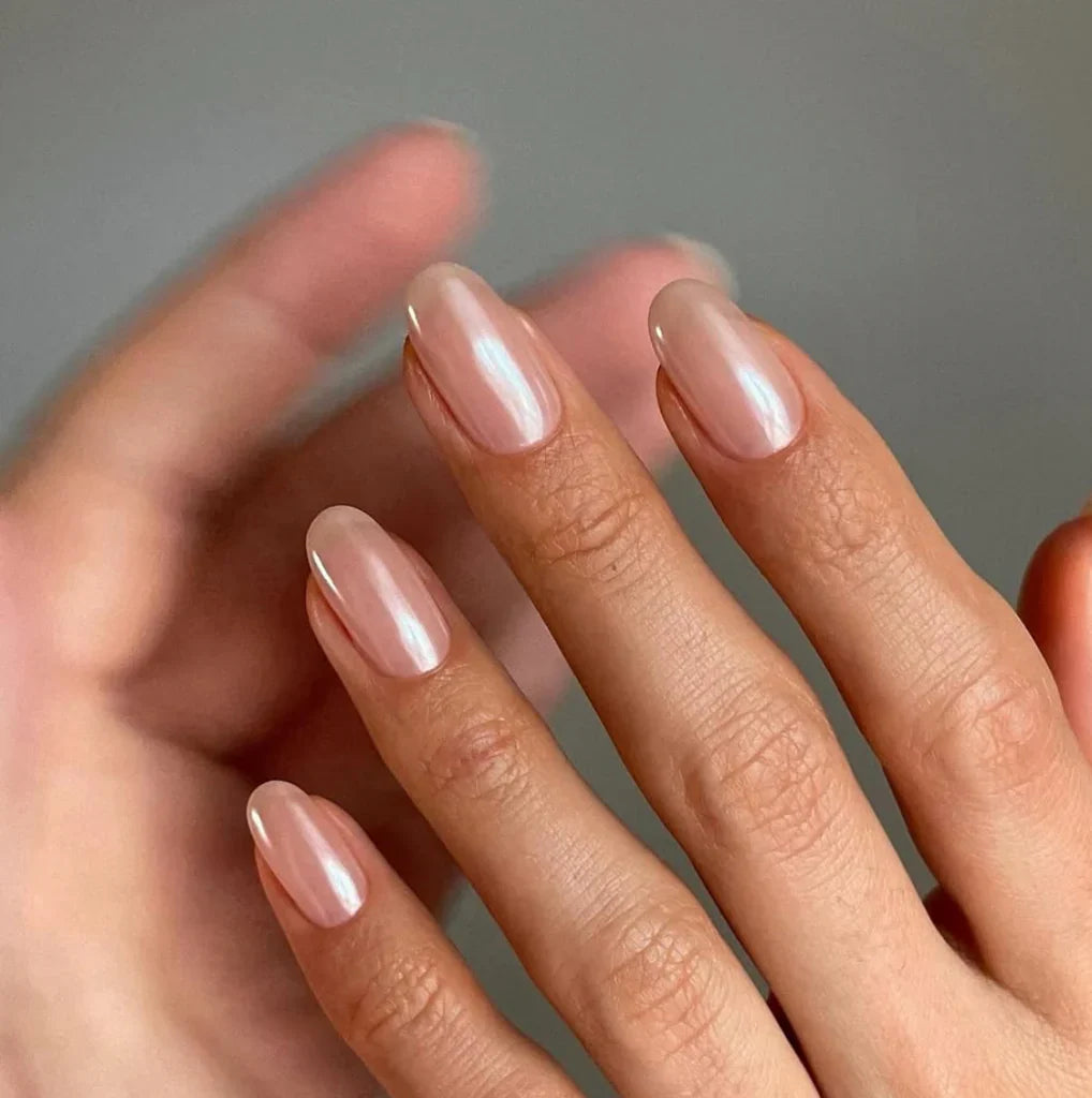 Pearlescent gel-play nails with light silver shimmer on fingertips
