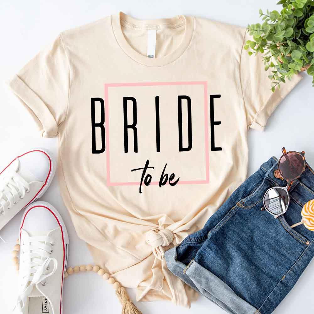 Bride to be print cream crewneck T-shirt with black letters and pink outline